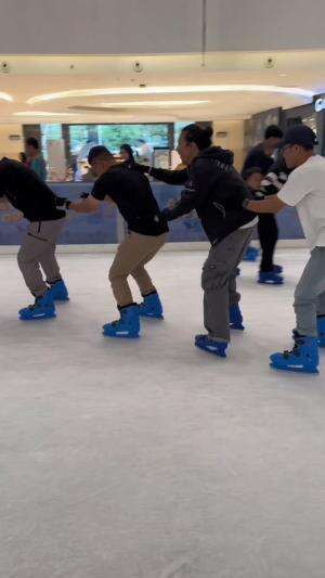 Naik kereta ice skating ⛸️ tut tut tutttt #Sepaturoda	#inlineskate	#inlineskating	#rollerblade	#quadskate	#skate