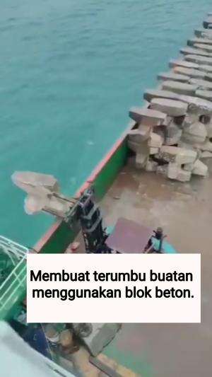 Membuat terumbu buatan menggunakan blok beton.