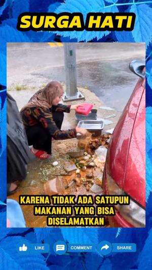 Wanita ini hanya bisa menangisi jualannya, yang tampak hancur berserakan karena tersapu angin kencang.