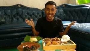 Mlaku - Mlaku lewat Mojokerto, Ojok lali gowo duwet, Wetengmu luwe yoo, Yoo mangan Sego Jagung Sambel Cetet, dijamin suweger lan uwenak yoo✨