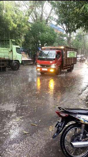 MOBIL TRUK MELINTAS DI GUYUR HUJAN DERAS  
