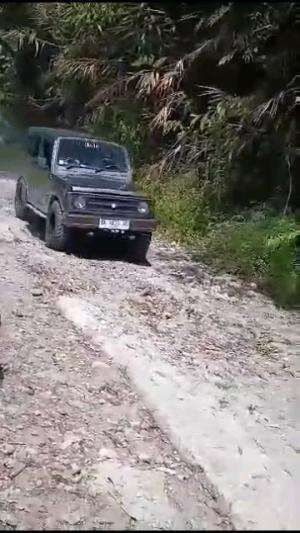 Mencoba tanjakan terakhir jalan tembus dari sibolangit ke Puncak Merga Silima. #MyFirstVideoOnHOT+ #camping #adventure #jimnykatana 