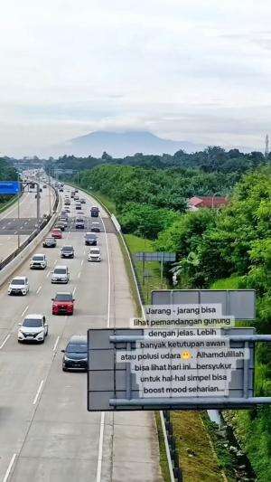 Jarang-jarang bisa lihat pemandangan gunung dengan jelas. Biasanya lebih banyak ketutupan awan atau polusi udara. hihihi.Alhamdulillah bisa