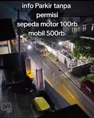 Halaman rumahnya dibuat parkiran saat acara sound horeg.
