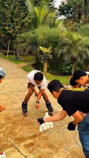 Kalo ditanya serunya 17an pakai sepatu roda kaya apa, bingung jelasinnya. Liat sendiri aja videonya #Sepaturoda#inlineskate #skate 