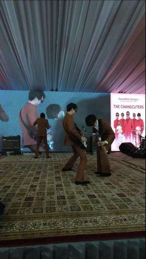 nonton konser ga bisa dari deket?
pake drone lah, ahhaahh
