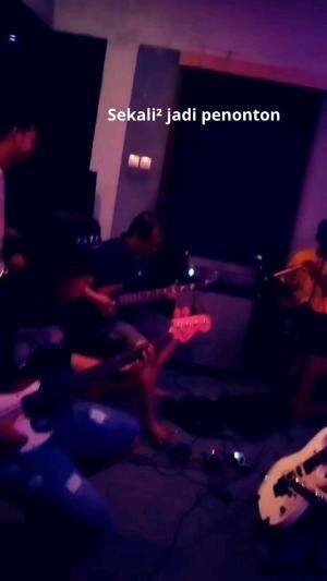 sekali² jadi penonton