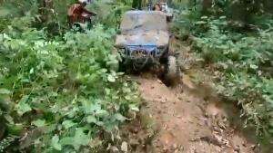 Tanjakan mak erot hutan siossar, para offroader sedang antri untuk bisa melewati obstaclenya. Leader tim dengan unit Kijang Kotak mencoba de