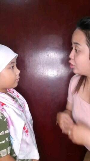 😂😂 si ibu kok santay banget ya jawabnya..😂😂 duet bareng si kecil..like vote dan share nya ya teman2..