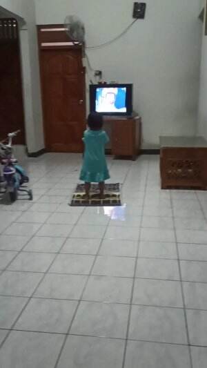 Belajar sholatnya di depan tv