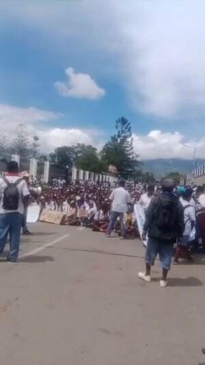 aksi demo makan bergizi gratis oleh Mahasiswa dan pelajar di papua #Viral  #HOTrctiplus  #RCTIPlus  #fyp 