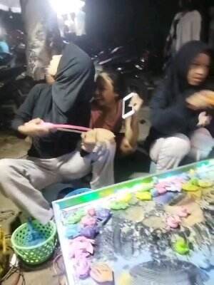 Pelaris dapat tamu spesial mancing bebek di pasar malam 