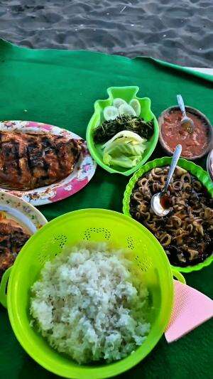 KULINERAN DI PINGGIR PANTAI MAKAN IKAN KAKAP MERAH BAKAR JUMBO ASLI BENER-BENER PENGEN BALIK KESINI TERUS‼️ #RCTIPlus #HOTrctiplus #shortplu