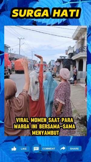 Keseruan para warga sambut iringan jamaah haji di pinggir jalan dengan penuh kegembiraan.