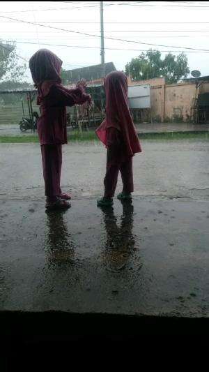 keseruan main hujan-hujanan sama kk..