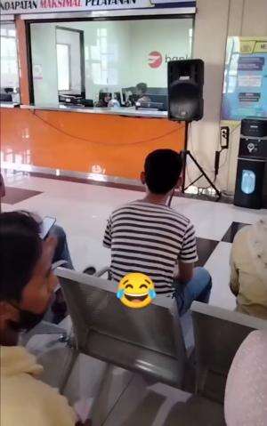 Ngegame nomor 1, melayani belakangan.

Samsat Cikande di Ciruas.