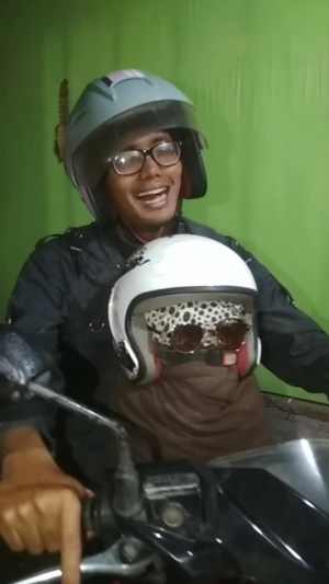 jalan jalan malam kita ya dek... main teplak aja bah oom ini..
