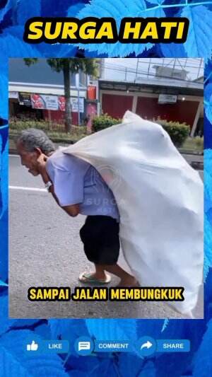 Sampe jalan bungkuk karena bawa karung berat, wanita ini beri sedikit rezeki untuk kakek pencari rongsokan ini..