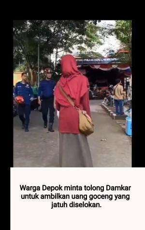 Warga Depok minta tolong Damkar untuk ambilkan uang goceng yang jatuh diselokan.