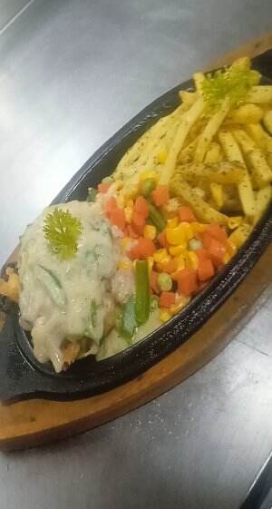 Step 1 : crispy chicken steak dengan saus jamur yang di racik sendiri dengan rasa yg khas berbeda dengan yg lain