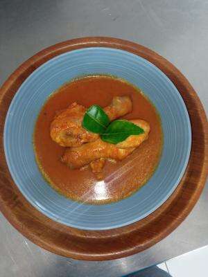 Membuat Menu Andalan Keluarga "Kari Ayam" 