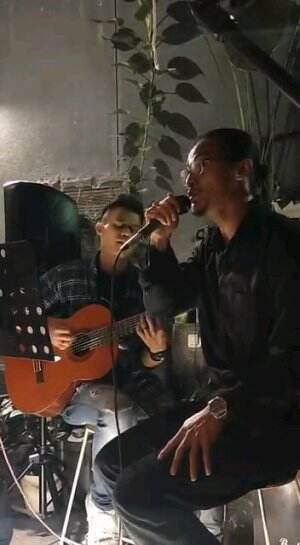 nyanyi aja lah rejeki ga akan kemana,,