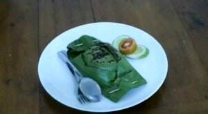 naftali - kebumen ( nasi bakar dengan nasi daun jeruk & ayam suwir bumbu rica )
