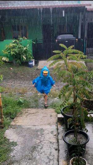 Main Hujan  #mandihujan #hujan 