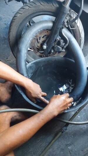 Cara cek ban yang bocor #motor