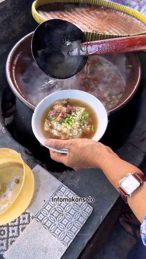  Soto kwali lampo batang ( mbak wijaya ) 

#foodvlogger  #sotomantap  #solo  #Kuliner Khas Solo 
