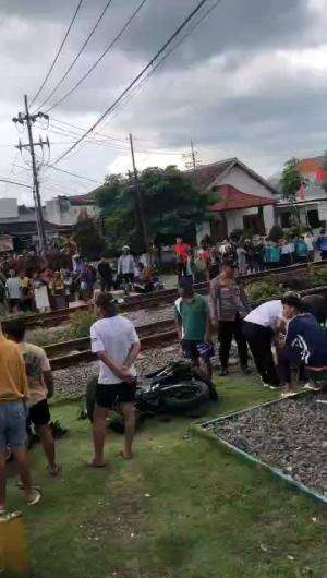  kecelakaan maut di perlintasan KA barat Magetan 

 #Kecelakaan  #Kecelakaan kereta api  #Berita Kecelakaan  #keretaapi  #baratmagetan  #mag