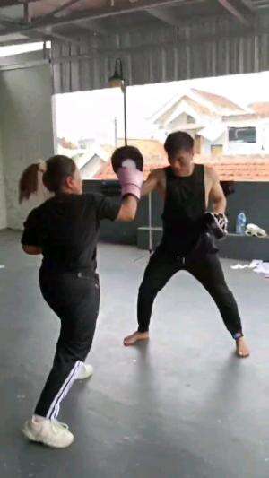 ini emak emak tangguh itu
. 
.
.
.
 #boxing  #boxinggirl  #boxingclub  #kickboxing  #trainingboxing  #melepasstres #RCTIPlus #fyp 