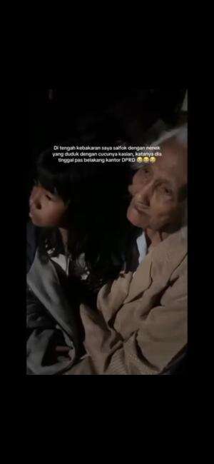 Nenek ini pasrah melihat rumahnya terbakar saat massa membakar gedung DPRD di Makassar, rumah si Nenek tepat dibelakang gedungnya.