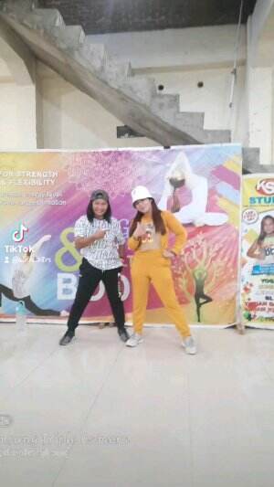 ZUMBA FITNES DANCE..Banyak keunggulan dari ZUMBA FITNES selain melatih daya ingat masih banyak yg lain..Yuk staytune sampai akhir video ya😉