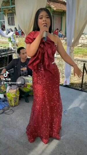 Nama:syafitri 
umur:25 tahun
pekerjaan:penyanyi
alamt lengkap:kp cimasuk rt 05rw06 kecamatan Karangtengah kabupaten Garut
no telpon:08213068