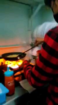 Nama: Yohandry, Umur: 29 tahun, Hobby: Masak Pekerjaan: Koki Spaghetti Bolognise 