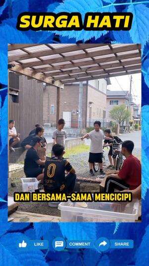 Rayakan Idul Adha saat merantau bersama di Jepang, para pemuda ini tawarkan sate kepada anak-anak asli disana, untuk disantap bersama.