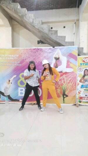 ZUMBA FITNES DANCE..Banyak keunggulan DARI ZUMBA FITNES selain Melatih daya ingat masih banyak lagi..yuk staytune sampai akhir video