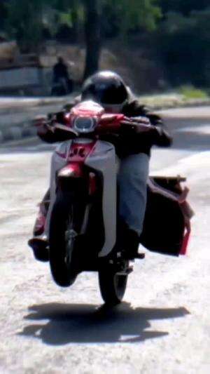 kurir sedang mengejar waktu 😎  #kurirpaket  #kurirbalap #jntexpres  #sicepatekpres  #paketcod  #kucing racing  #paketbalap