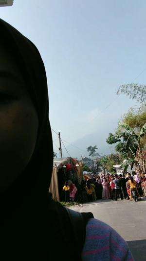 mau kepasar tapi pas di jalan ke cegat yang hajatan gak bisa lewat 