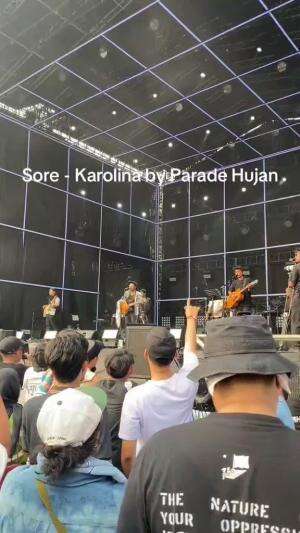 Kalau ada salah satu lagu paling romantis, Karolina salah satunya. #pestapora #sorezeband #paradehujan #payungteduh #karolina #Festivalmusic