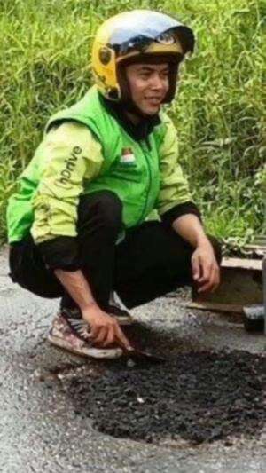 Dari Ojol ke Tukang Tambal Jalan – Kisah Hasan yang Nggak Banyak Omong, Langsung Aksi