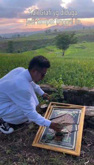  Kaligrafi ini diduga menjadi tempat tinggal jin 😱 Banyak yang tidak sadar, justru dipajang di rumah-rumah mereka! Simak penjelasannya sebel