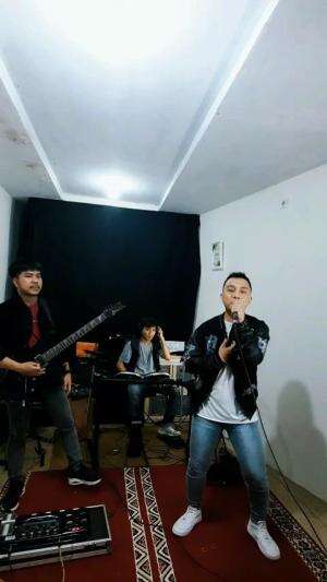 Kontes Ambyar Indonesia   Nama grup : Sentosa ( Alvie, Ikhsan, Ian )  Asal Kota Depok umur 32 th judul lagu St12 - Cari Pacar Lagi 