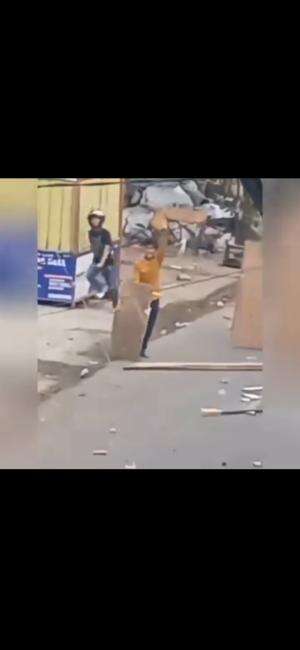 Tawuran antara kelompok remaja di kec. Tallo, Makassar.