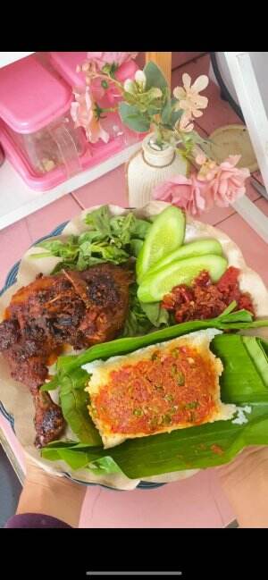Halo! Saya Ridzka asal kota Bandung. Kali ini saya memasak “Ayam Bakar dan Nasi Bakar Teri Kecombrang”. Wish me luck! 💓