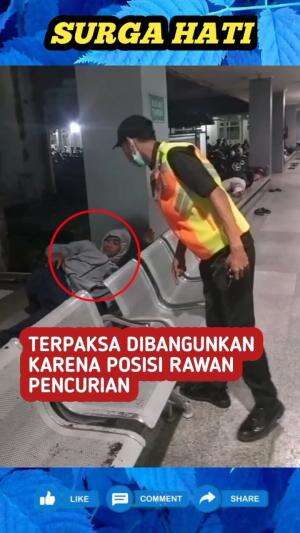 Pria ini terpaksa dibangunkan oleh satpam rumah sakit, karena posisi hp miliknya yang sangat mudah untuk diambil orang.