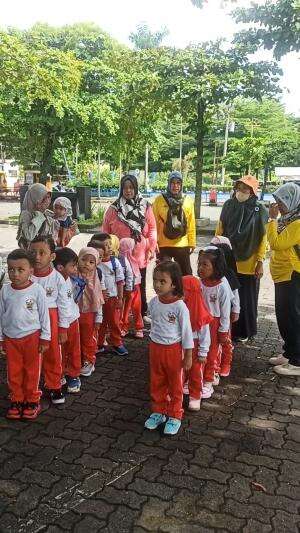 Mau masuk baris dulu 