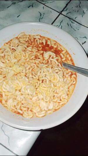 naas seseorang hanya makan mie instan saat makan malam
