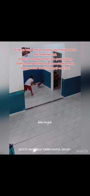Seorang anak SD pilih telat pulang, saat Guru dan teman lainnya pulang, sehingga dia bisa diam-diam membersihkan dan menyiapkan meja belajar